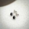 Øredobber i hvitt gull, Spinell og Diamant 0.09ct (WSI) - Bilde 2