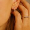 Emma Øredobber i Hvitt Gull med 0.12ct Diamanter - Bilde 2
