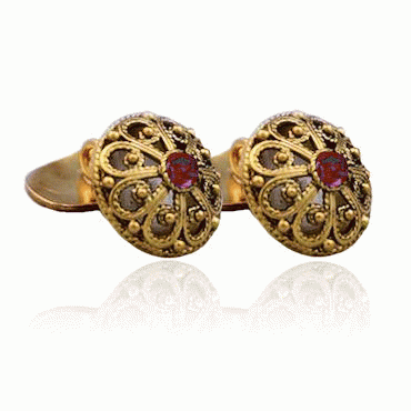 Armknapper nr. 52 gammelforgylt med rød sten