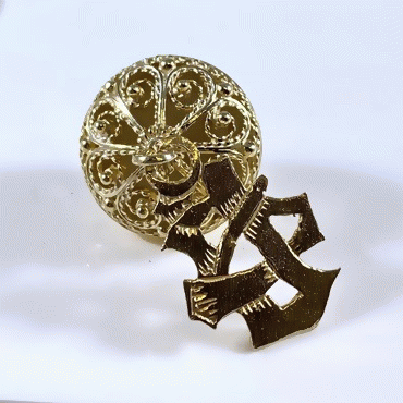 Kolteknapp forgylt med stort heng