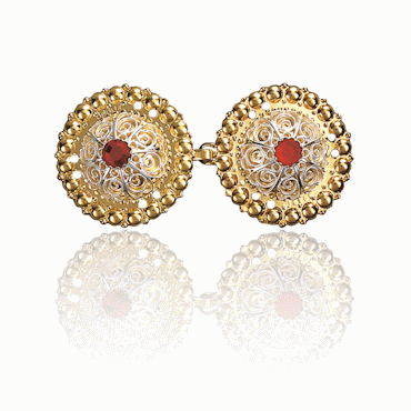 Hekter nr. 45 med syhull, lys forgylt med røde steiner