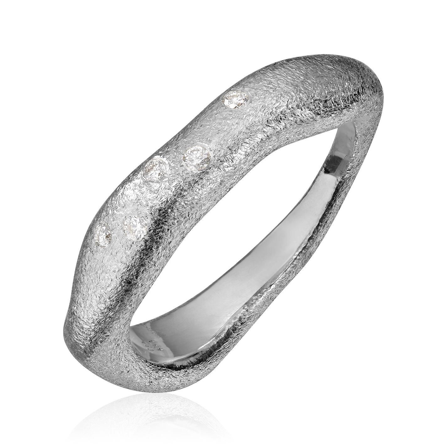 Ring i hvitt gull, Lene Visholm ring med strukturert overflate og diamanter 0,05 ct.