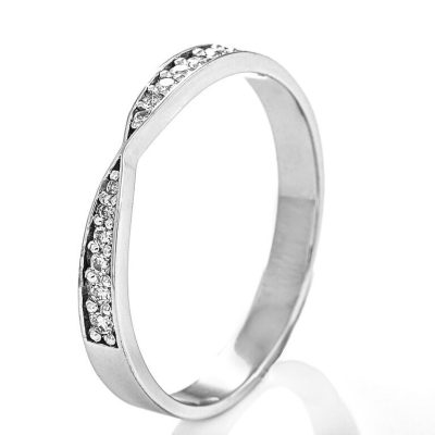 Ring i hvitt gull, twist, diamanter 0,11 ct.
